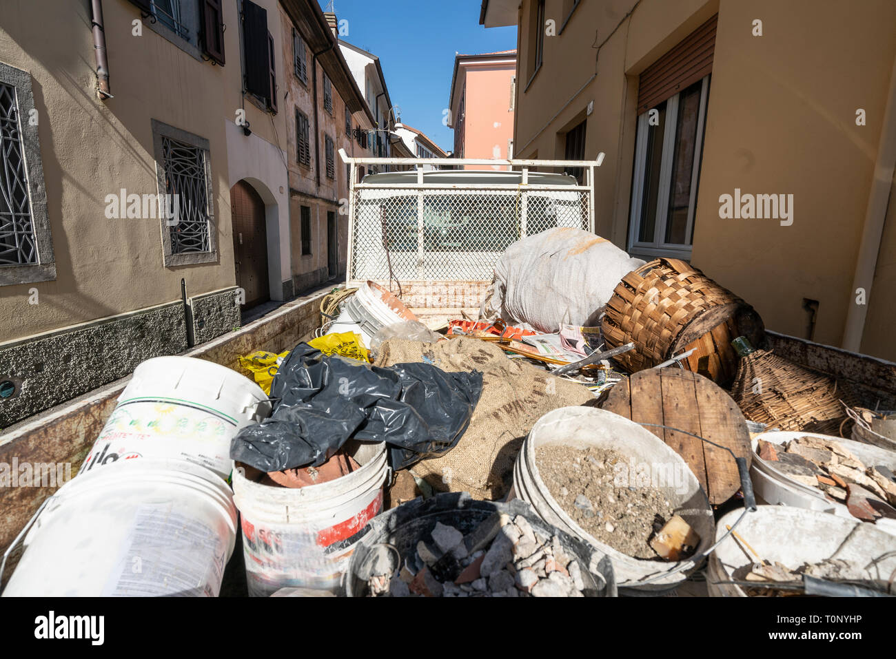 Räumung der Müll mit einem kleinen Lkw Stockfoto