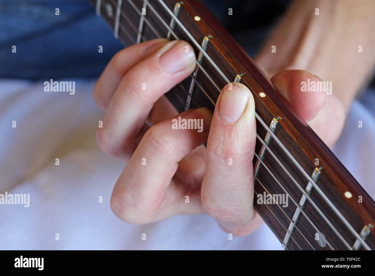 Von Guitar Player Hand bilden einen Akkord, der auf dem Griffbrett der Gitarre. Stockfoto