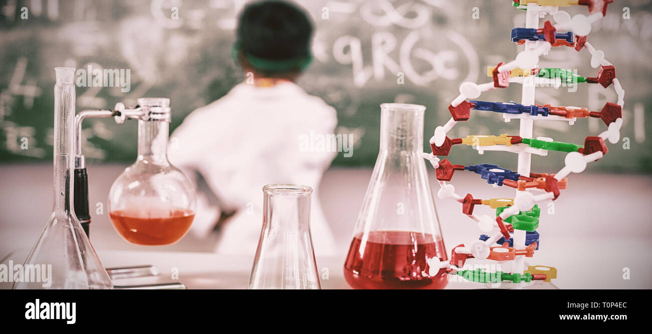 Chemikalien-Becher und Flaschen-n-Tisch im Labor Stockfoto