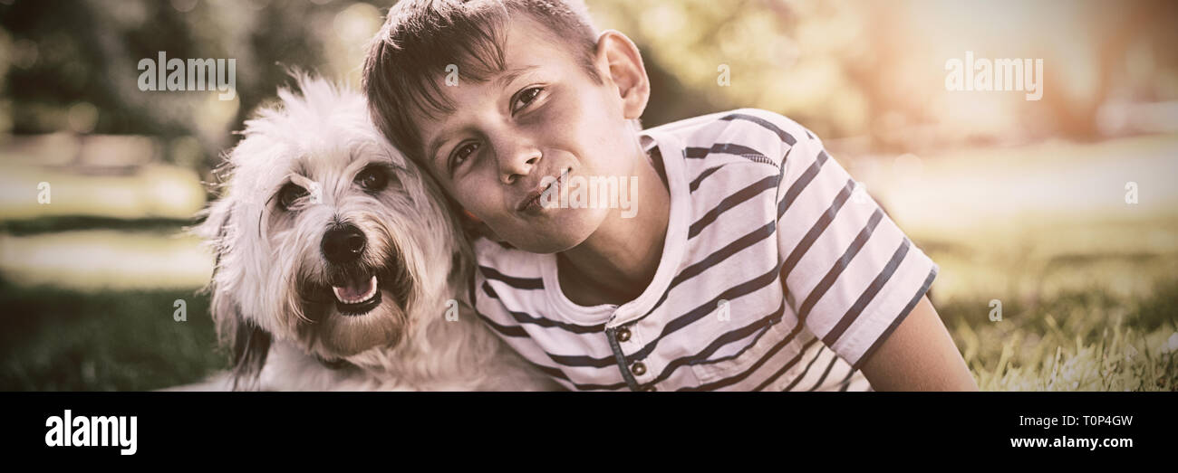 Portrait der Junge mit Hund im Park Stockfoto