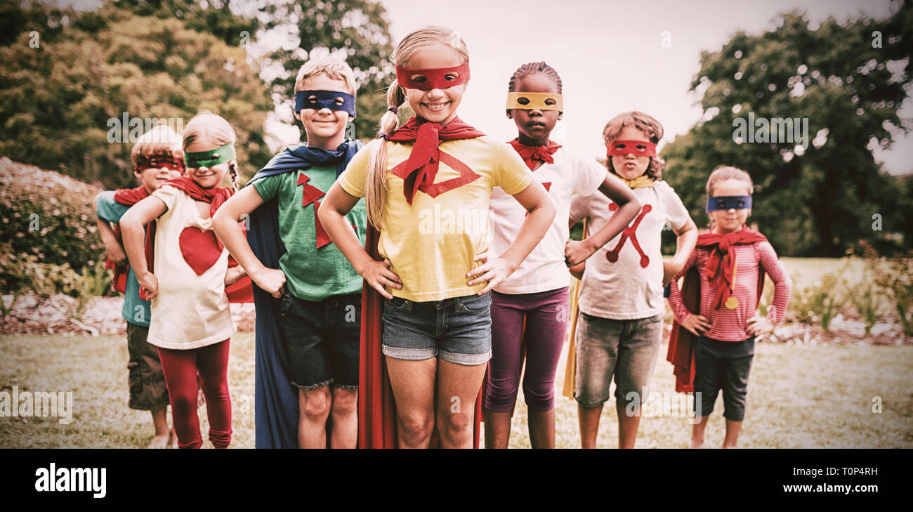 Kinder tragen Superhelden Kostüm ansehen Stockfoto
