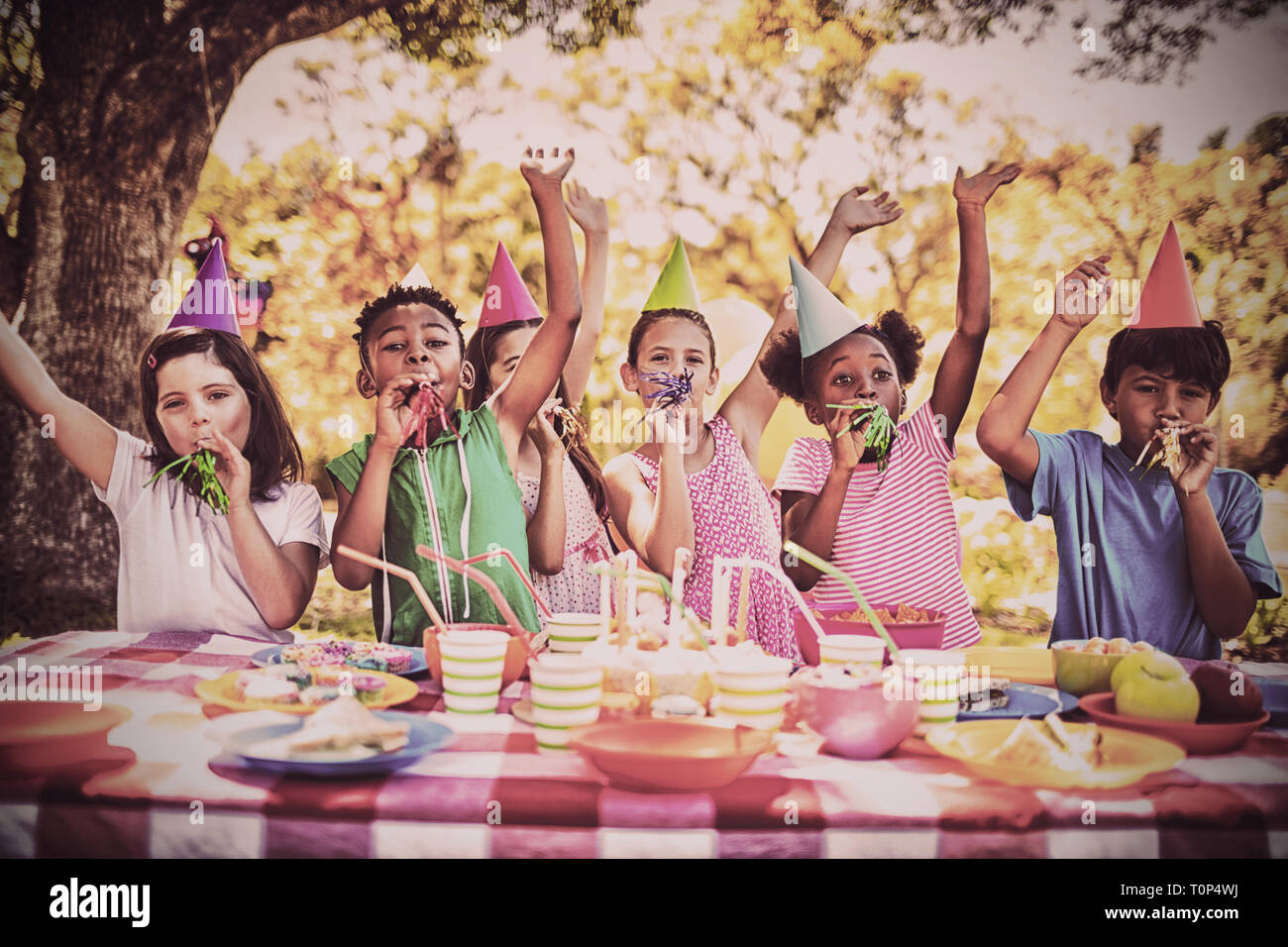 Süße Kinder Spaß während einer Geburtstagsfeier Stockfoto