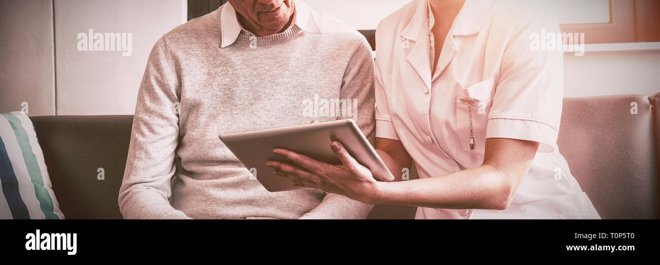 Krankenschwester und Senior Mann mit einem digitalen tablet Stockfoto