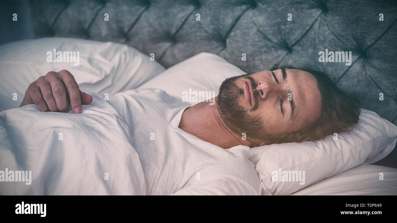 Mann auf seinem Bett zu schlafen Stockfoto