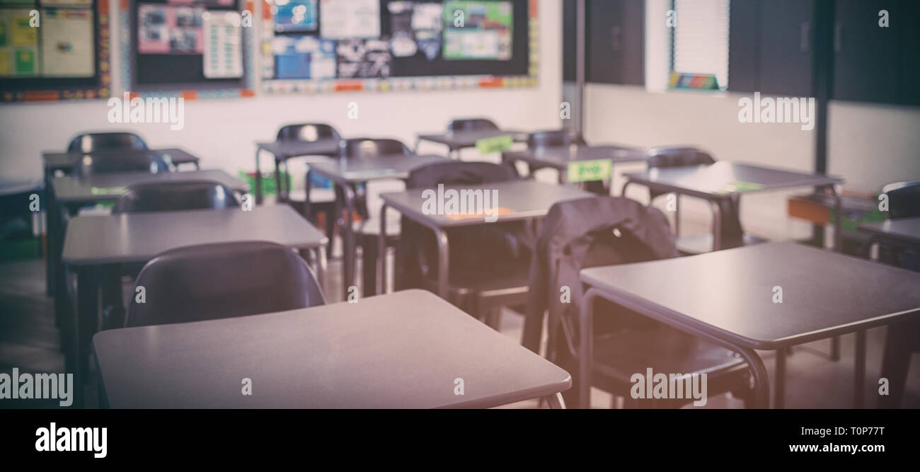 Leere Klassenzimmer mit Tischen und Stühlen Stockfoto