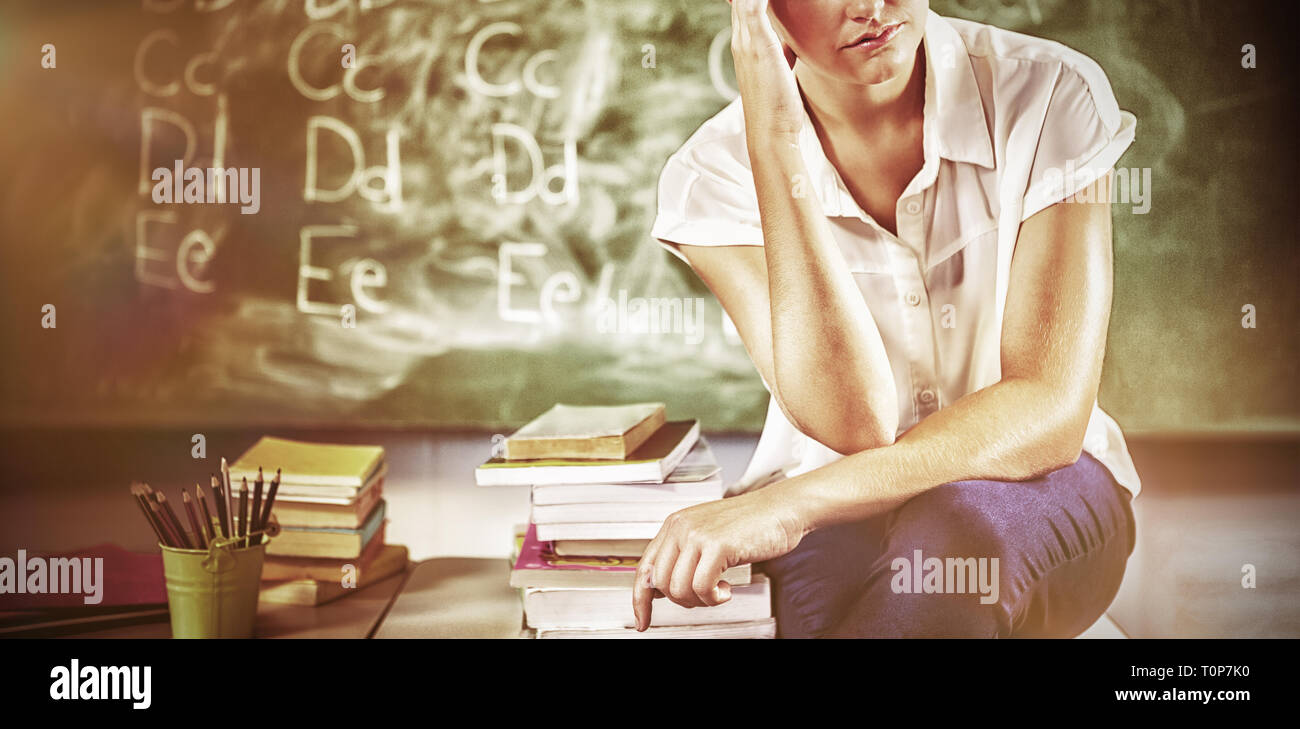 Gespannten Lehrerin im Klassenzimmer sitzen Stockfoto