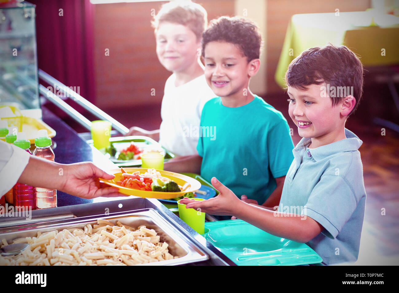 Bild der Frau, die Speisen für Kinder beschnitten Stockfoto