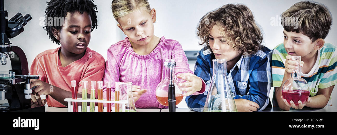 Kinder tun ein chemisches Experiment im Labor Stockfoto