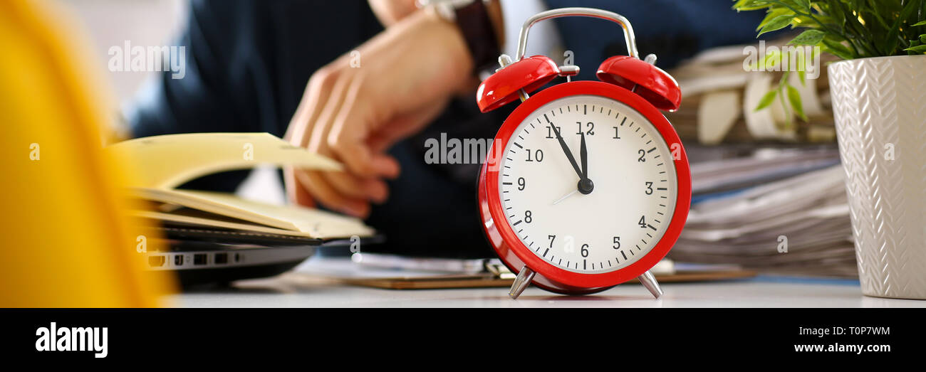 Rot Wecker zeigt späten Zeit closeup Stockfoto