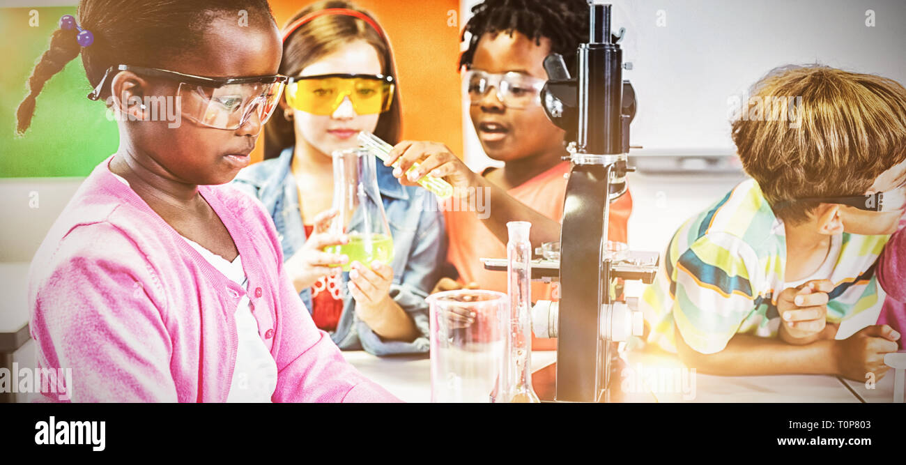 Kinder tun ein chemisches Experiment im Labor Stockfoto