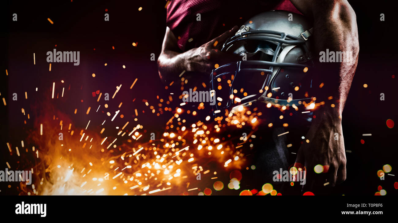 Den mittleren Abschnitt des Sports Spieler mit Helm Stockfoto