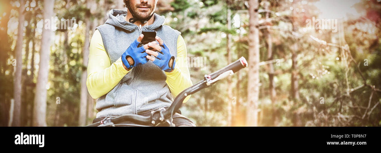 Mountainbiker mit Handy Stockfoto