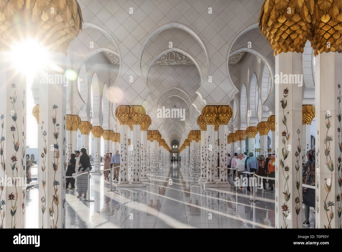 UAE/ABUDHABI - 15 DEZ 2018 - schöne Bögen der arabischen Moschee mit touristischen Wandern. Abu Dhabi. UAE Stockfoto