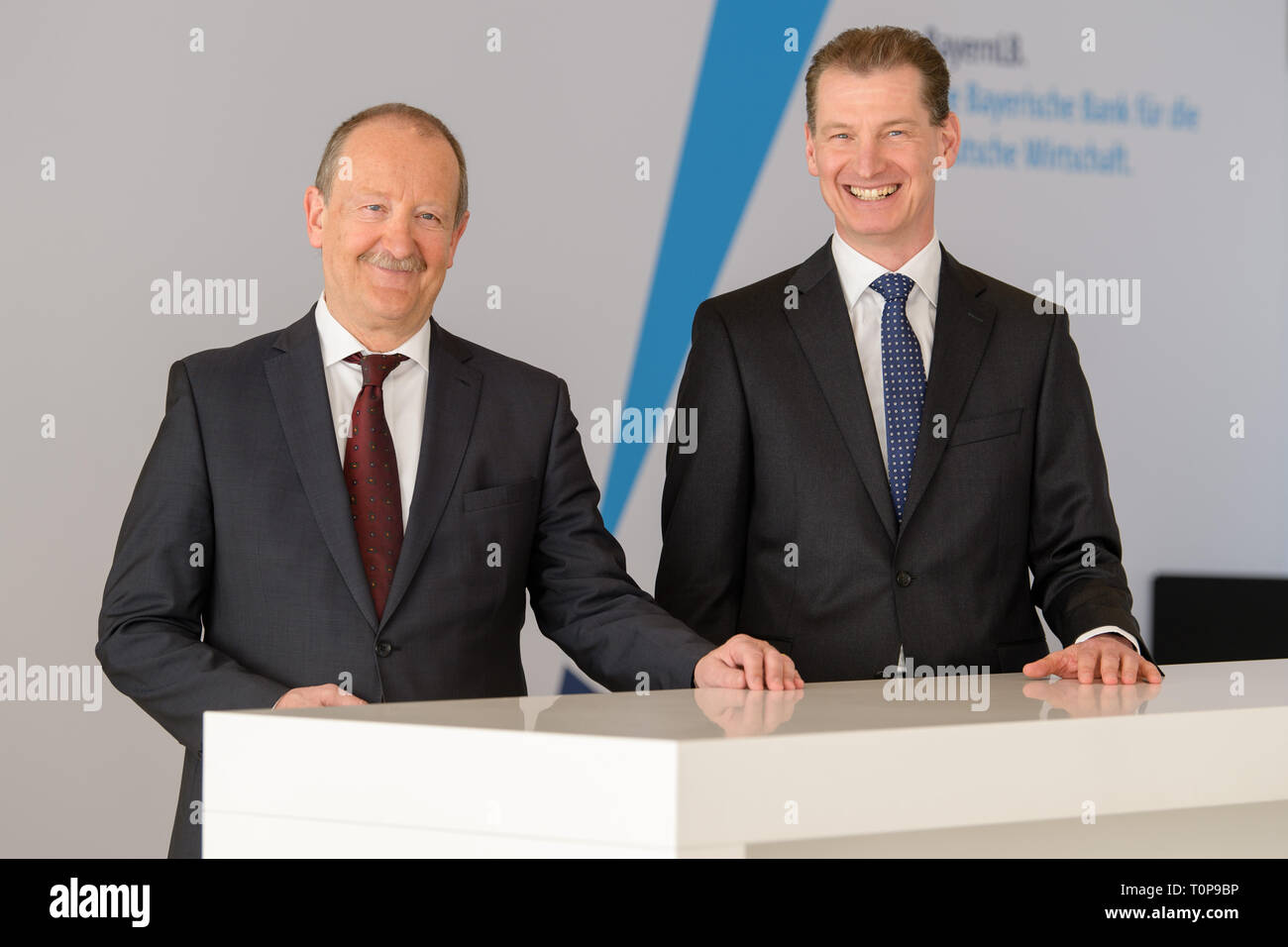 21. März 2019, Bayern, München: Edgar Zoller (l), Stellvertretender Vorsitzender des Vorstandes der BayernLB, und Markus Wiegelmann, Chief Financial Officer der Bank, in die Kamera schauen auf der Jahrespressekonferenz des Unternehmens. Foto: Matthias Balk/dpa Stockfoto