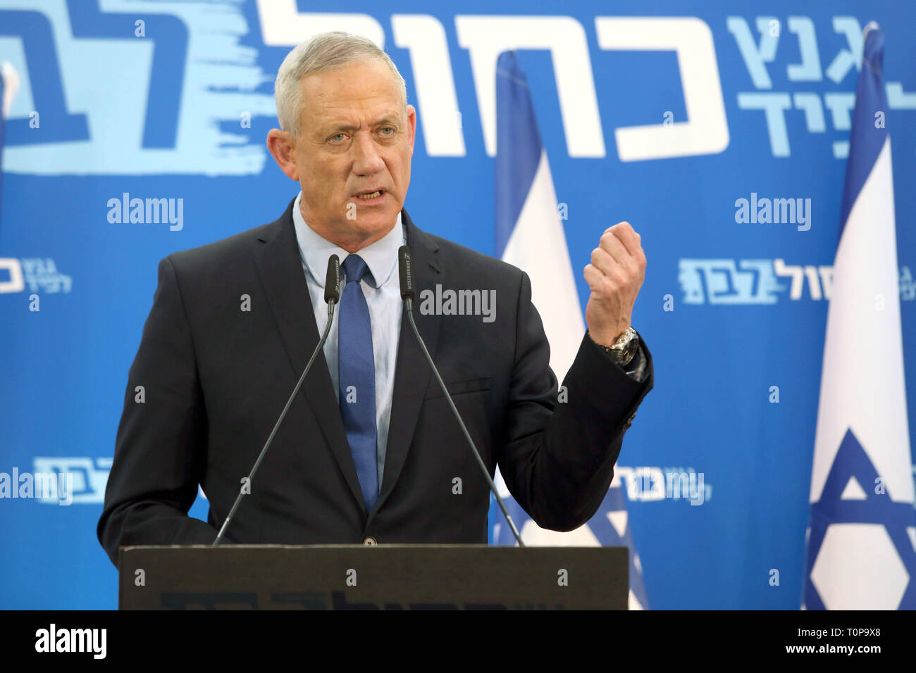 Tel Aviv, Israel. 20 Mär, 2019. Benny Gantz, einer der Führer der israelischen Partei der Mitte, Blau und Weiß, spricht zu den Mitgliedern seiner Partei in Tel Aviv, Israel, am 20. März 2019. Die israelischen Wahlen wird am 9. April statt. Credit: Jini/Gideon Markowicz/Xinhua/Alamy leben Nachrichten Stockfoto