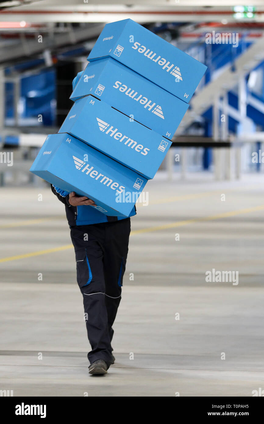 Hermes Pakete Stockfotos Und Bilder Kaufen Alamy
