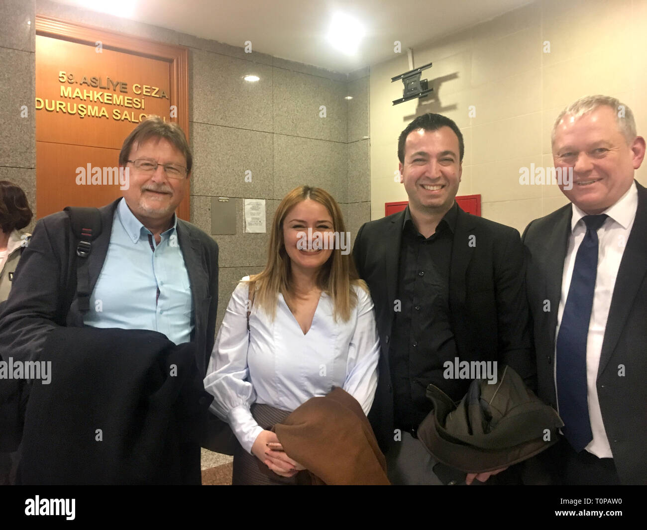 Istanbul, Türkei. 21 Mär, 2019. Nach einer Gerichtsverhandlung, Aret D. (Mitte und rechts) lächeln in die Kamera mit seiner Frau Deniz D. und der Leiter der Friedrich Naumann Stiftung in Istanbul, Hans-Georg Fleck (links), und der medienpolitische Sprecher der FDP-Fraktion, Thomas Hacker. ** Beste Qualität möglich**. (Zu dpa' Versuch, weil Erdogan Beleidigung - Deutsch verlangt Freispruch") Credit: Linda Sagen/dpa/Alamy leben Nachrichten Stockfoto