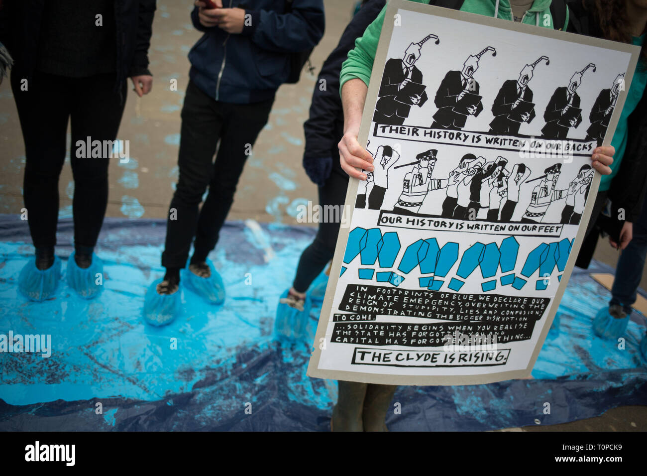 Glasgow, UK. 21 Mär, 2019. Eine "Blaue Welle" Demonstration, Malerei blau Fuß druckt über George Square und Sperrung der Straße, vom Aussterben Rebellion Schottland Klima Demonstranten fordern, dass der Rat der Stadt ein Klima Notstand ausrufen, und das Bewusstsein, dass der Meeresspiegel und der Stadt Fluss Clyde Wasserstände steigen. In Glasgow, Schottland, 21. März 2019. Foto byline Credit: Jeremy Sutton-hibbert/Alamy leben Nachrichten Stockfoto