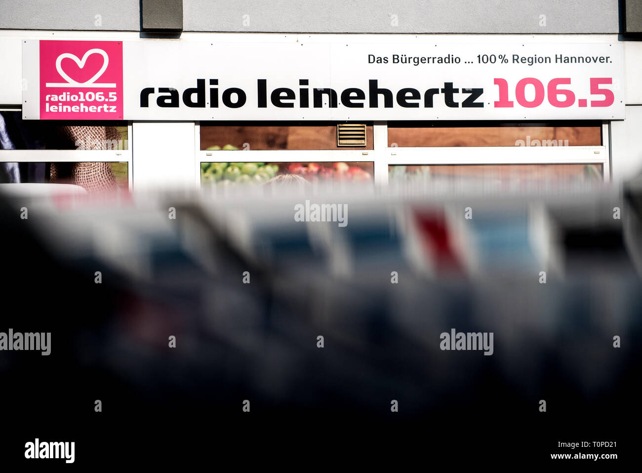 21. März 2019, Niedersachsen, Hannover: ein Schild mit dem Logo des Radiosenders "Radio Leinehertz 106,5' hängt an einem Bürogebäude in der Südstadt, wo die Redaktionen der Station befinden. Die Leinehertz Bürger Radio Station in Hannover verliert seine Sendelizenz kurzfristig und finanzielle Unterstützung wird eingestellt. Foto: Hauke-Christian Dittrich/dpa Stockfoto