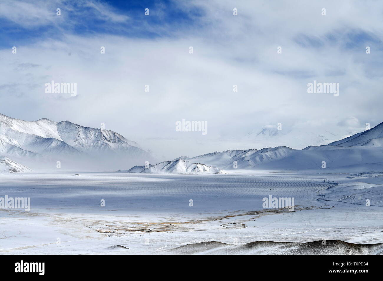 (190321) - XINJIANG, März 21, 2019 (Xinhua) - Foto am 21. März 2019 zeigt die Schnee Landschaft auf dem Pamir Hochebene im Nordwesten Chinas Autonomen Region Xinjiang Uygur genommen. (Xinhua / Sadat) Stockfoto