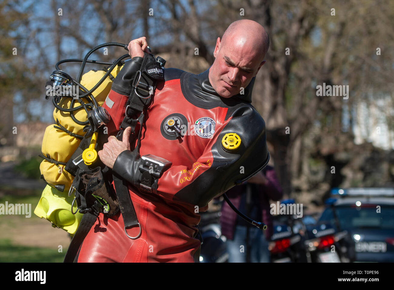 Foto LaPresse/Nicol &#xf2; Campo 21/3/2019 Turin (Italia) Cronaca Ricerche della Pistola dell'omicidio di Umberto Prinzi Nella Foto: Ich sommozzatori si preparano Foto/LaPresse Nicol &#xf2; Campo März 21, 2019 Mord gun Turin (Italien) News Umberto Prinzi's Forschung im Bild: Die Taucher sind, Fertig Stockfoto