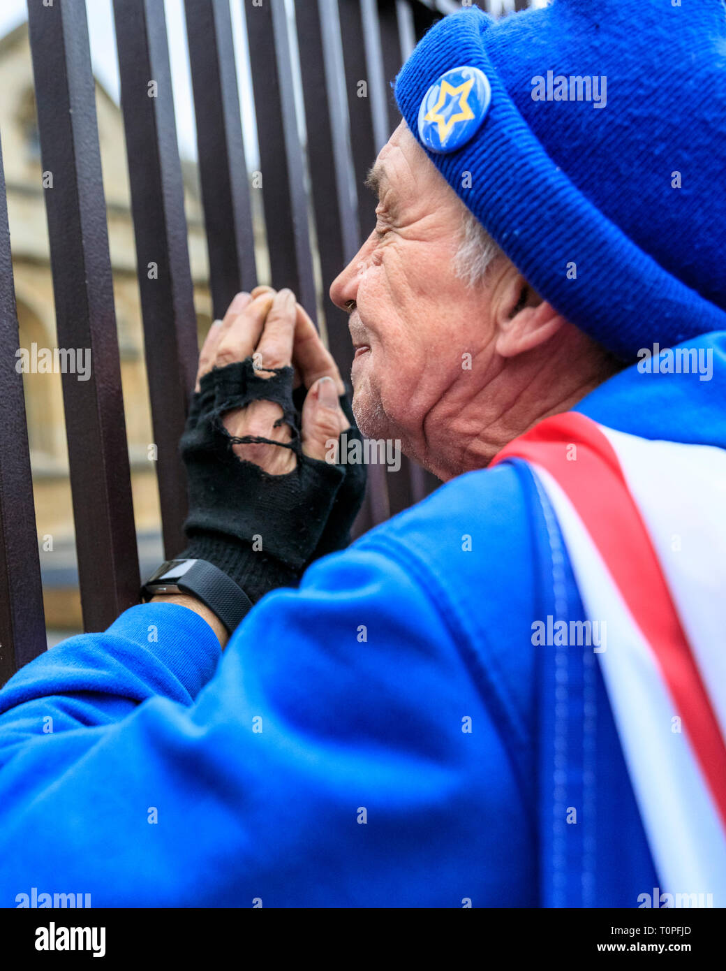 Westminster, London, UK, 21. März 2019. Demonstrant David reist regelmäßig alle weg von Zuhause, um den Protest zu verbinden. Anti-Brexit Demonstranten um sodem (Stand der Missachtung der Europäischen Bewegung) Gründer Steve Bray zusammen erhalten außerhalb der Häuser des Parlaments für Ihre tägliche top Brexit' schreien vor den Toren. Die Shout Out jeden Abend eine Routine in den letzten fast 2 Jahren geworden ist, da sie trotzig Gehör verschaffen. Credit: Imageplotter/Alamy leben Nachrichten Stockfoto