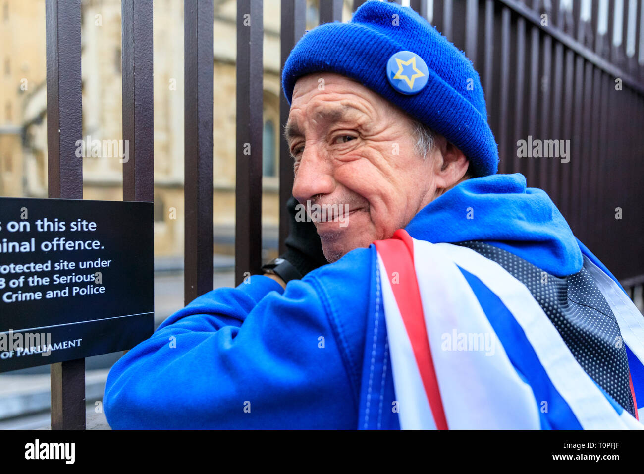 Westminster, London, UK, 21. März 2019. Demonstrant David reist regelmäßig alle weg von Zuhause, um den Protest zu verbinden. Anti-Brexit Demonstranten um sodem (Stand der Missachtung der Europäischen Bewegung) Gründer Steve Bray zusammen erhalten außerhalb der Häuser des Parlaments für Ihre tägliche top Brexit' schreien vor den Toren. Die Shout Out jeden Abend eine Routine in den letzten fast 2 Jahren geworden ist, da sie trotzig Gehör verschaffen. Credit: Imageplotter/Alamy leben Nachrichten Stockfoto