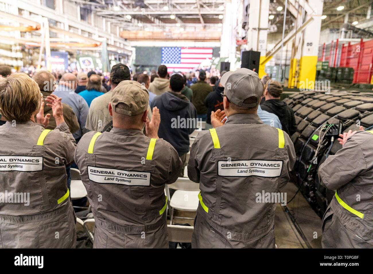 Us-Präsident Donald Trump ist die Mitarbeiter während seiner Ansprache bei der Bundeswehr Tank Anlage des Gemeinsamen Systems Manufacturing Center März 20, 2019 in Lima, Ohio, jubelte. Stockfoto