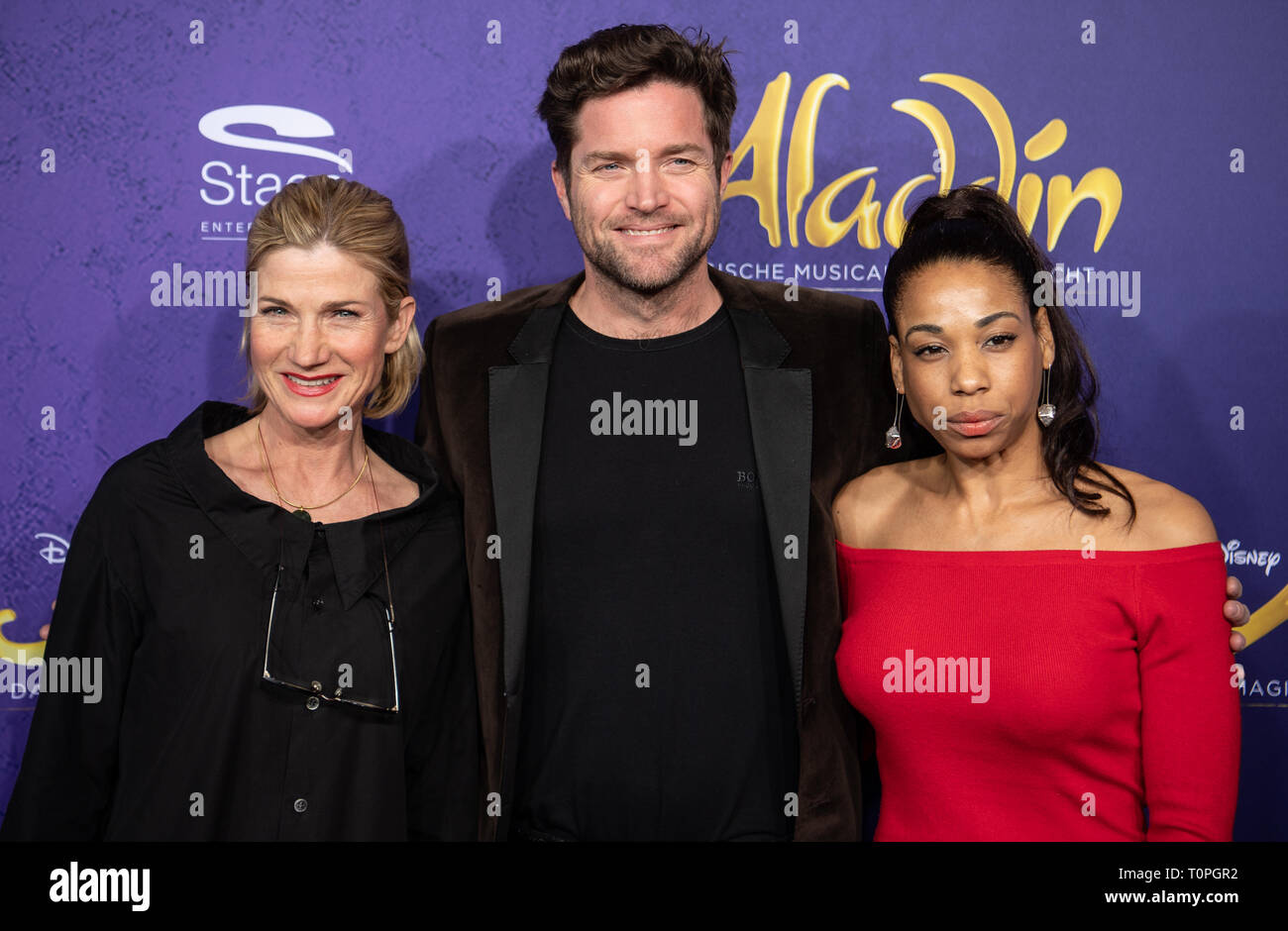 Stuttgart, Deutschland. 21 Mär, 2019. Astrid Fünderich (L-R), Peter Ketnath und Maykelis Ketnath, Akteure aus der Soko Stuttgart, kommen Sie, um die Premiere des Musical "Aladdin". Credit: Fabian Sommer/dpa/Alamy leben Nachrichten Stockfoto