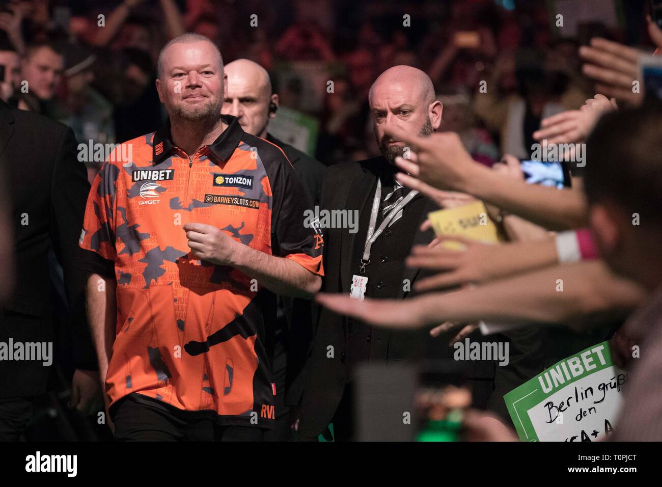 Berlin, Deutschland. 21 Mär, 2019. Die niederländische Dartprofi Raymond Van Barneveld (l) in der Premier League in der ausverkauften Arena am Ostbahnhof. Quelle: Jörg Carstensen/dpa/Alamy leben Nachrichten Stockfoto