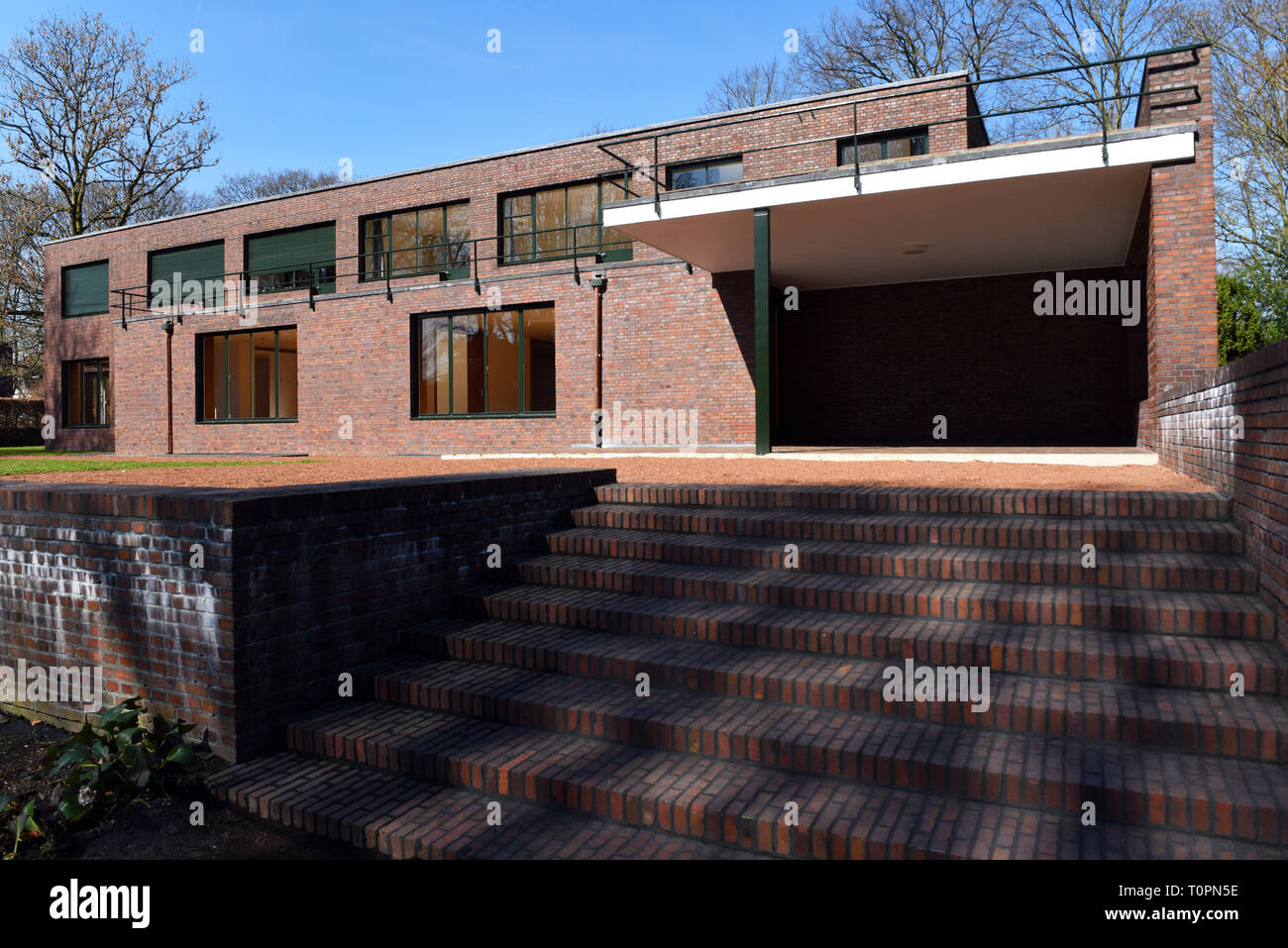 Krefeld, Deutschland. 21 Mär, 2019. "Haus Esters", ein Wohnhaus zwischen 1928 und 1930 errichtet, die von der Deutsch-amerikanischen Architekten Ludwig Mies van der Rohe für eine textile Industriellen im Bauhaus-stil, hat ein Museum für zeitgenössische Kunst seit 1981. Zum 100-Jährigen des Desigenschule der Moderne "Bauhaus" wurde das Haus renoviert. Credit: Horst Ossinger/dpa/Alamy leben Nachrichten Stockfoto