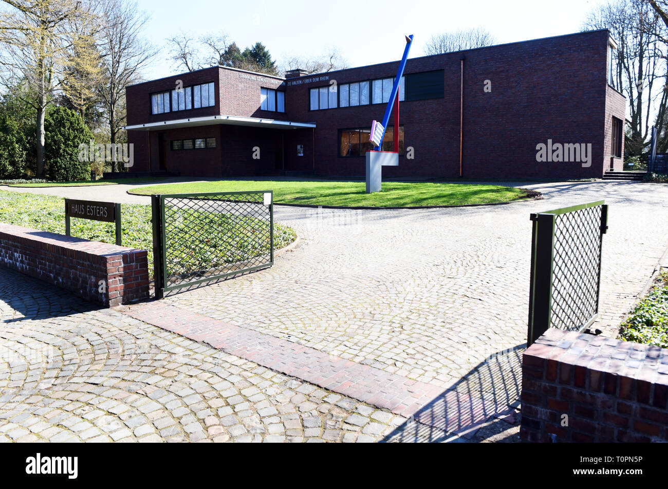 Krefeld, Deutschland. 21 Mär, 2019. "Haus Esters", ein Wohnhaus zwischen 1928 und 1930 errichtet, die von der Deutsch-amerikanischen Architekten Ludwig Mies van der Rohe für eine textile Industriellen im Bauhaus-stil, hat ein Museum für zeitgenössische Kunst seit 1981. Zum 100-Jährigen des Desigenschule der Moderne "Bauhaus" wurde das Haus renoviert. Credit: Horst Ossinger/dpa/Alamy leben Nachrichten Stockfoto