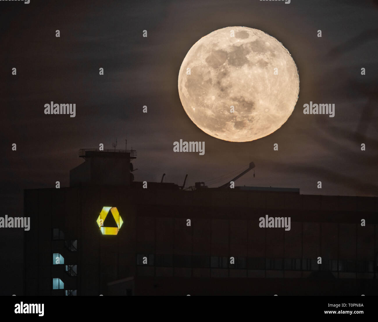 21. März 2019, Hessen, Frankfurt/Main: Der Vollmond steht über eine Commerzbank Gebäude. Foto: Frank Rumpenhorst/dpa Stockfoto