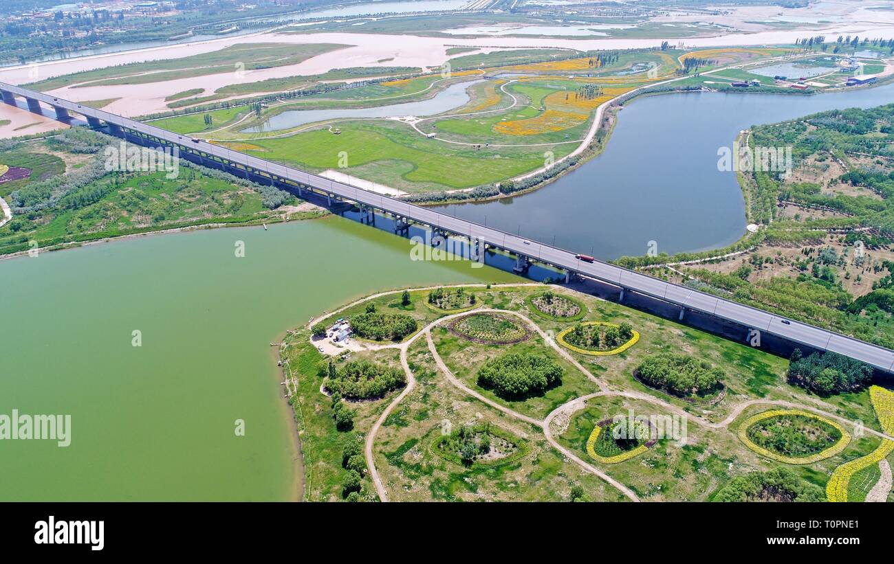 (190322) - Peking, 22. März 2019 (Xinhua) - luftaufnahme am 26 Juni, 2018 zeigt eine Ansicht des Gelben Flusses Wetland Park in Wuzhong Stadt im Nordwesten Chinas autonomen Region Ningxia Hui. Die Welt ist ein grüner Ort geworden, als es war vor 20 Jahren, weitgehend dank Chinas Aufforstung, die ehrgeizig genug sind, um einen wesentlichen Einfluss auf das globale Ziel der CO2-Emissionen zu haben. Jeden März 21, die Vereinten Nationen (UN) Bewusstsein für die Bedeutung aller Arten von Wäldern und bietet die Möglichkeit für die Länder, auf deren Aufforstung Bemühungen zu reflektieren. Ch Stockfoto