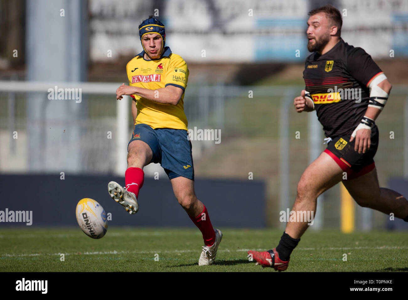 17. März 2019, Nordrhein-Westfalen, Köln: Alvar Gimeno (Spanien, 12) kickt den Ball nach vorne, Julius Nostadt (Deutschland, 17) auf der rechten Seite. Fünften Spiel der Rugby Europa Meisterschaft 2019: Germany-Spain am 17.03.2019 in Köln. Foto: Jürgen Kessler/dpa Stockfoto