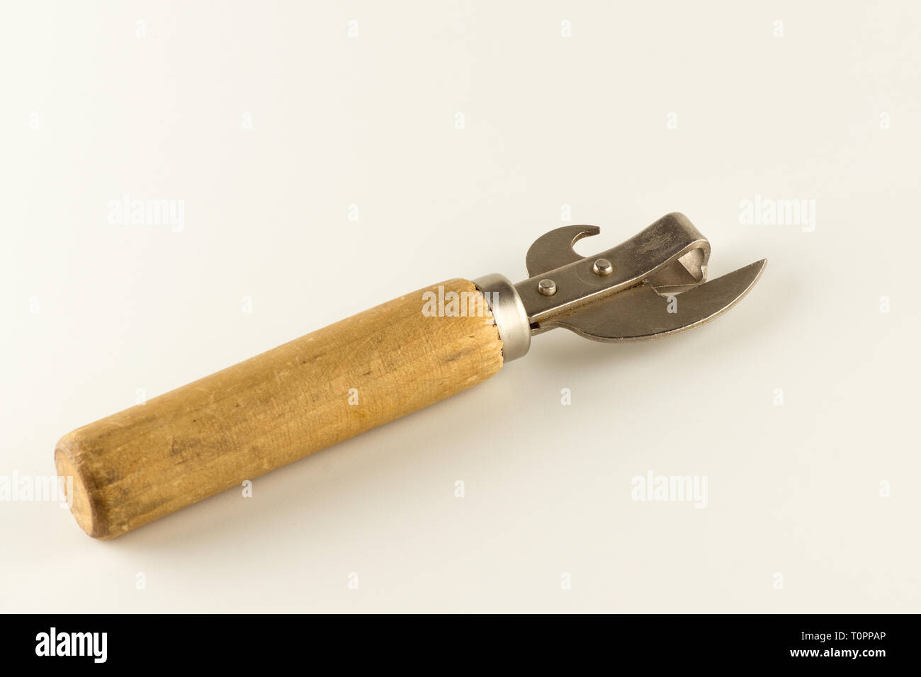 Vintage Flasche und Flaschenöffner mit Holzgriff Stockfoto