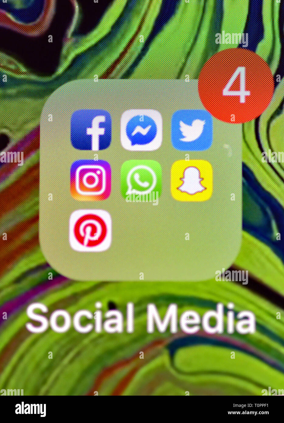 Foto von Facebook, Messenger, Twitter, Instagram, WhatsApp, Snapchat und Pinterest, Social Media app Symbole auf einem Smartphone. Stockfoto