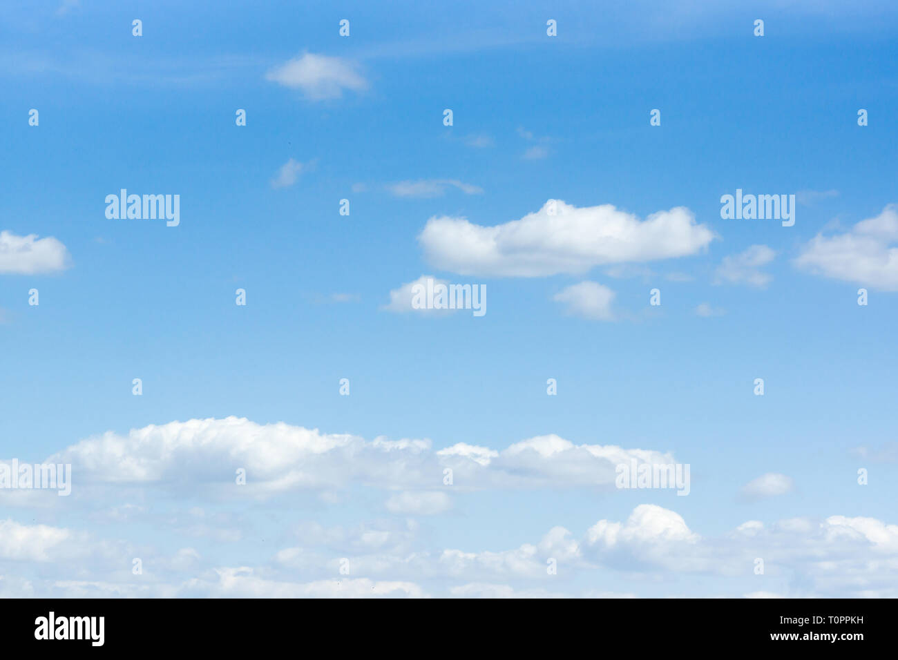 Blauer Himmel mit weißen hellen Wolken im Vordergrund Stockfoto