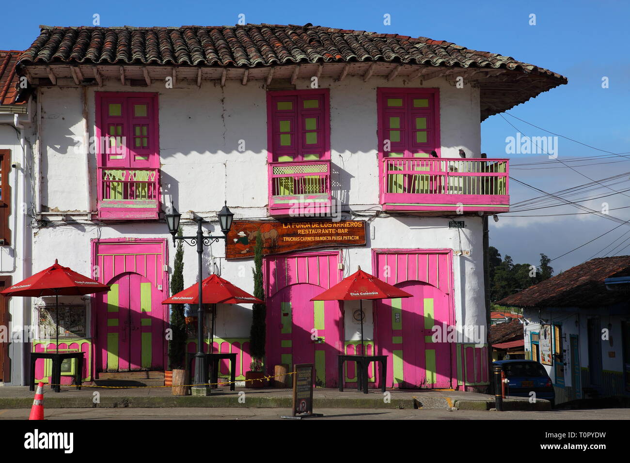 Hell Geschäfte, Bars und Restaurants in der Stadt des Salento Quindío im Distrikt von Kolumbien. Paisa Stil gemalt und von Adobe Backstein gebaut. Stockfoto