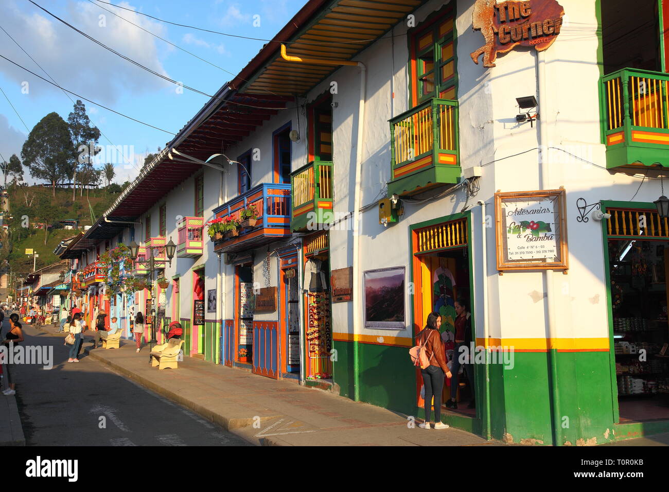 Hell Geschäfte, Bars und Restaurants in der Stadt des Salento Quindío im Distrikt von Kolumbien. Paisa Stil gemalt und von Adobe Backstein gebaut. Stockfoto