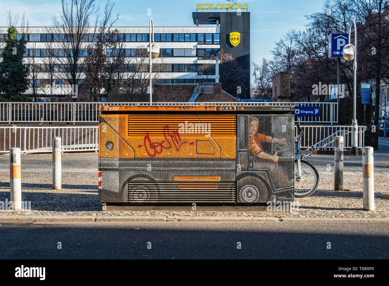 Utility Box gemalt wie City Reinigung Lkw mit Fahrer am Los Angeles Platz Rankestrasse, Berlin Stockfoto