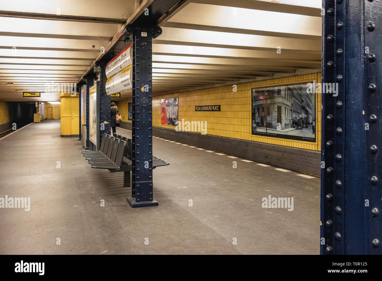 Berlin, Schöneberg. Wittenbergplatz Station der U-Bahn U-Bahn Station dient U1, U2 und U3-Station Innenraum, gelben Fliesen & alte historische Fotos Stockfoto