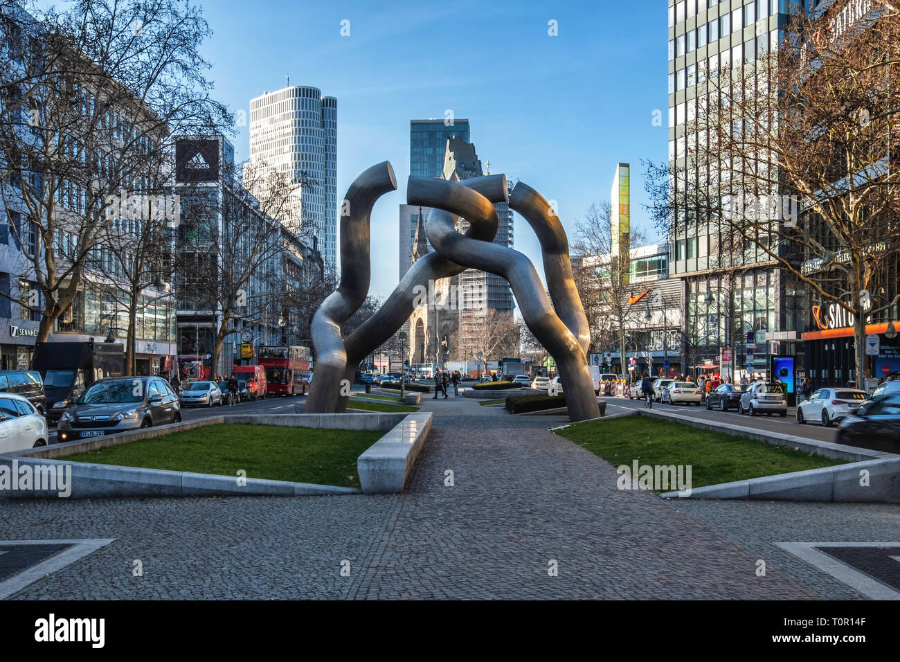 Skulptur "Berlin" von Bildhauern Brigitte Matschinsky-Denninghoff und Martin Matschinsky in der Tauentzienstraße stellt Teilung Berlins Stockfoto