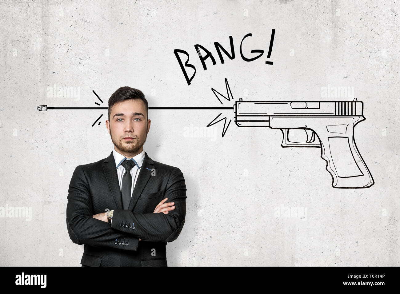 Junge Unternehmer mit BANG anmelden und einen Cartoon Gun Shooting auf der weißen Wand Hintergrund Stockfoto