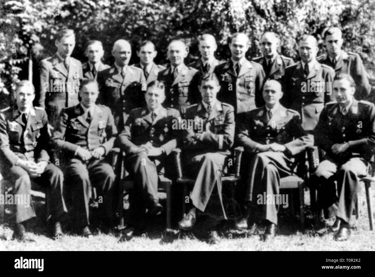 Veranstaltungen, Zweiten Weltkrieg/Weltkrieg, Luftkrieg, Personen, die Offiziere der Nachtjagdgeschwader 1 (Night Fighter - Flügel 1), Gruppenbild, erste Reihe fltr: georg-hermann Greiner, Martin Drewes, NIP, Hans-Joachim Jabs, NIP, Heinz-Wolfgang Schnaufer, 1943, Additional-Rights - Clearance-Info - Not-Available Stockfoto