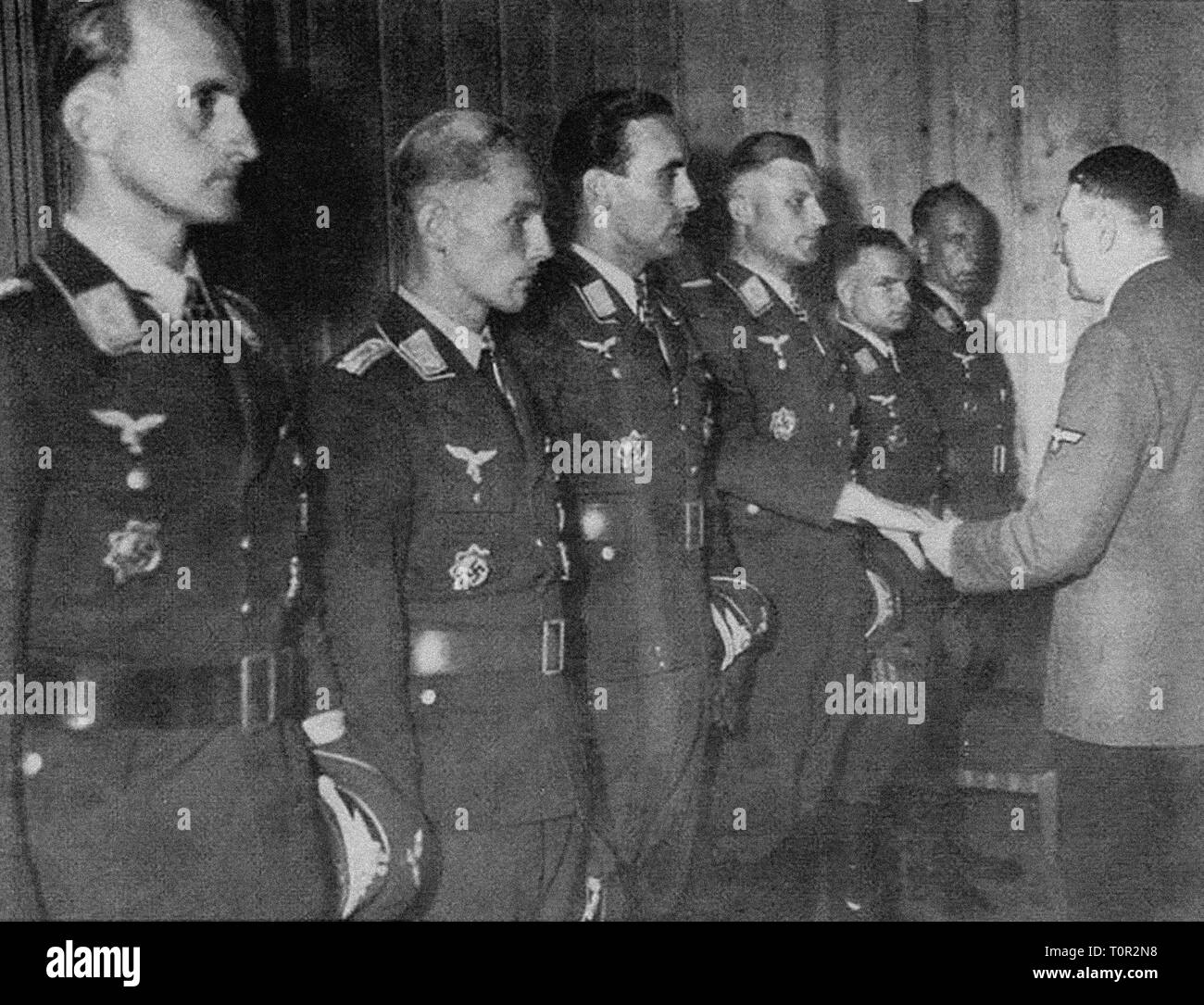 Veranstaltungen, Zweiten Weltkrieg/Weltkrieg, Luftkrieg, Personen, Offiziere der Luftwaffe, die verschiedenen Qualitäten des Kreuzes des Ritters von Adolf Hitler, Rastenburg, August 1944 Additional-Rights - Clearance-Info - Not-Available Stockfoto