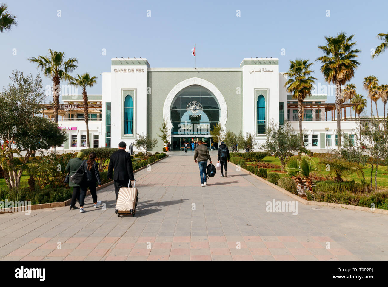 FEZ, Marokko - Februar 17, 2019: Reisende zu Fuß zu den Fez Bahnhof an einem sonnigen Tag. Es ist der Hauptbahnhof von Fes. Stockfoto