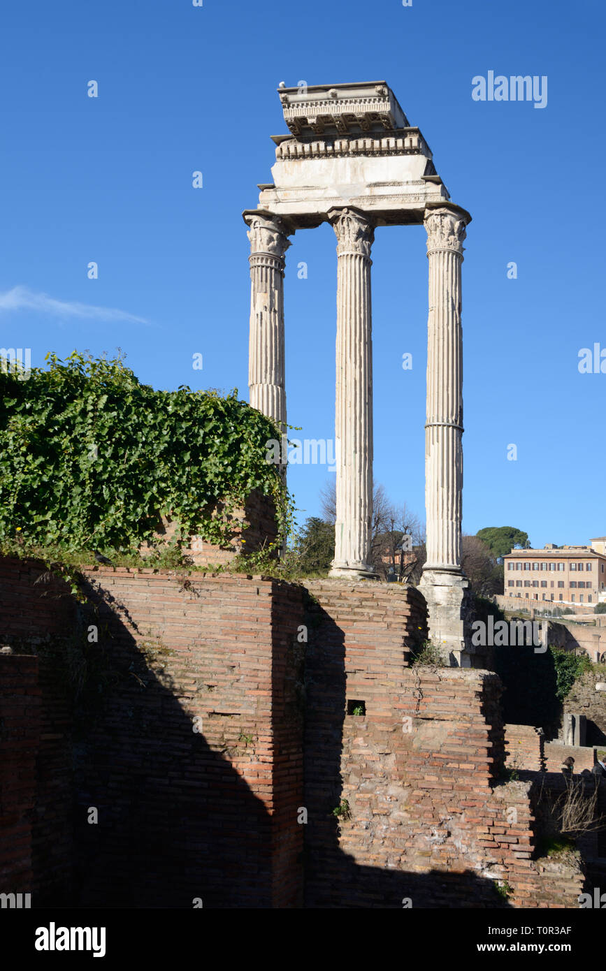 Drei Spalten des alten römischen Tempel von Castor und Pollux (495 v. Chr.), ein dioskuren Tempel im Forum Romanum, Rom, Italien Stockfoto