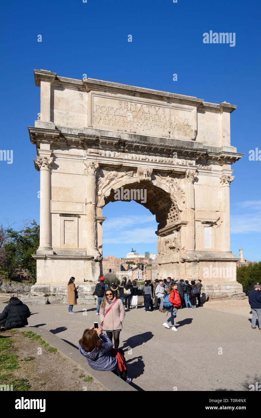 Touristen Rund um den Triumphbogen von Titus cAD 82 auf der Via Sacra römische Straße, Forum Romanum, Rom Italien. Feiert Sieg Roms über Jerusalem 70 AD Stockfoto