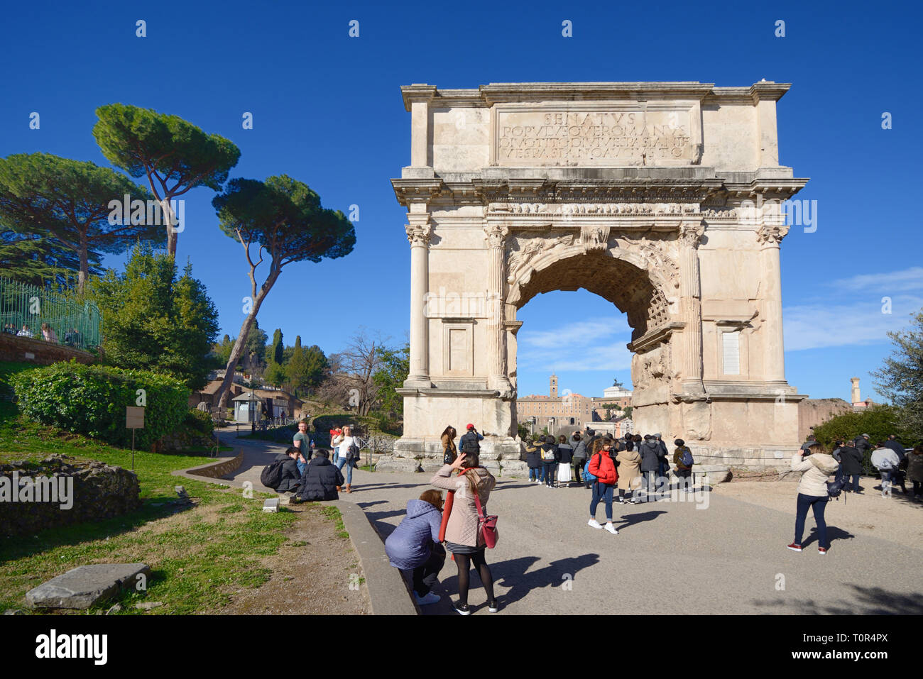 Touristen Rund um den Triumphbogen von Titus cAD 82 auf der Via Sacra römische Straße, Forum Romanum, Rom Italien. Feiert Sieg Roms über Jerusalem 70 AD Stockfoto